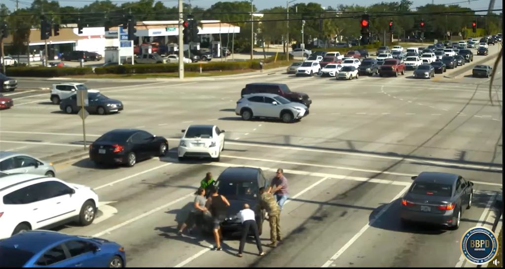Strangers stop car, rescue driver in Florida