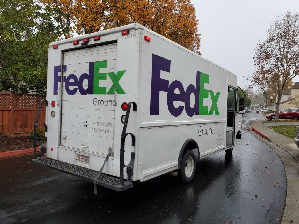 Man arrested after allegedly stealing FedEx truck with his young daughter
