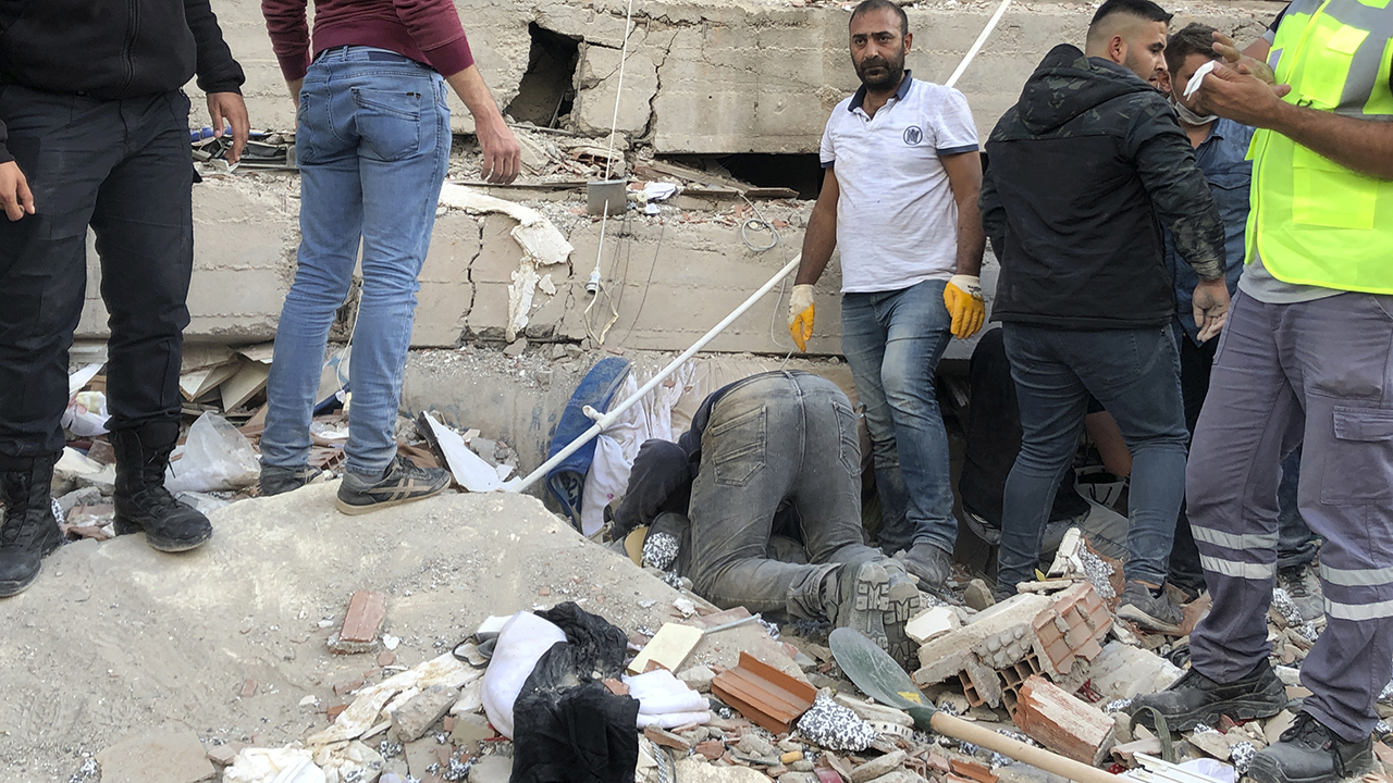 Deadly earthquake shakes Greece, Turkey, destroying buildings