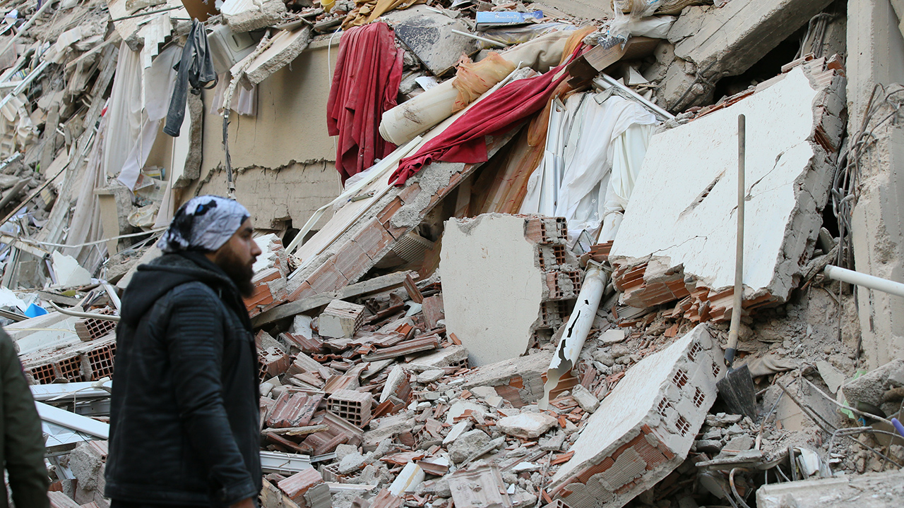 Deadly earthquake shakes Greece, Turkey, destroying buildings