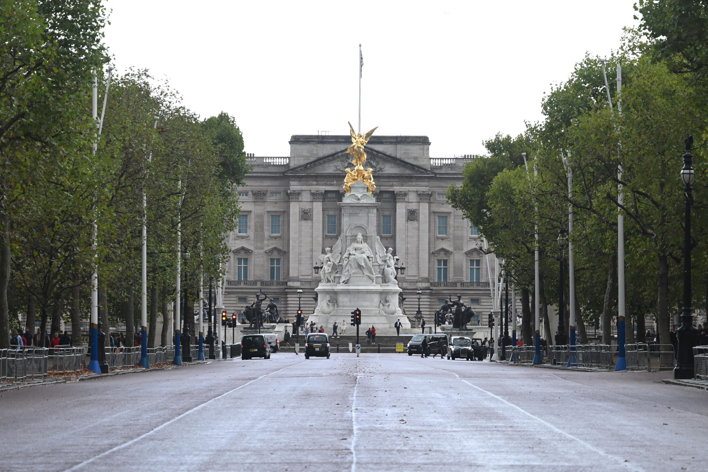 Public gathers at Buckingham Palace