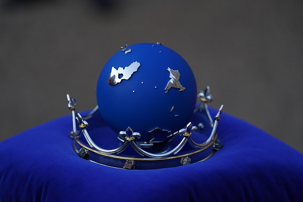 Photos: Queen Elizabeth II leads lighting of Platinum Jubilee beacons