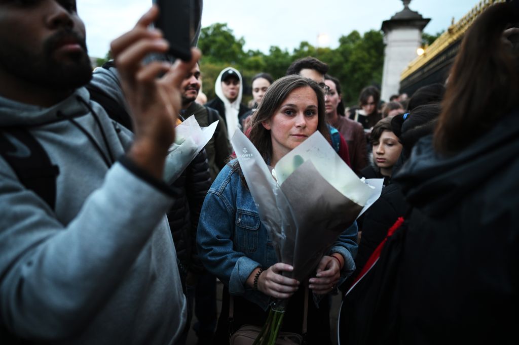 Public gathers at Buckingham Palace