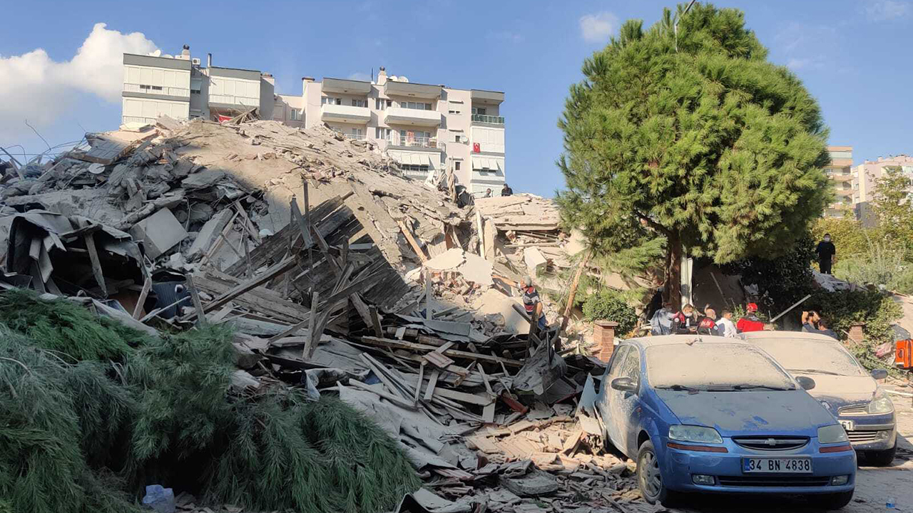 Deadly earthquake shakes Greece, Turkey, destroying buildings