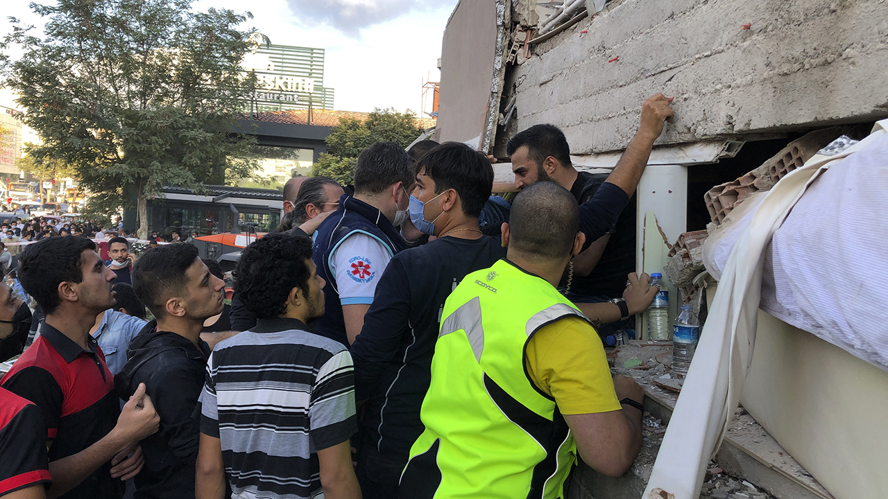 Deadly earthquake shakes Greece, Turkey, destroying buildings