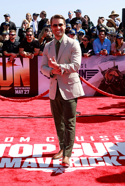 Photos: Tom Cruise arrives by helicopter to 'Top Gun: Maverick' premiere