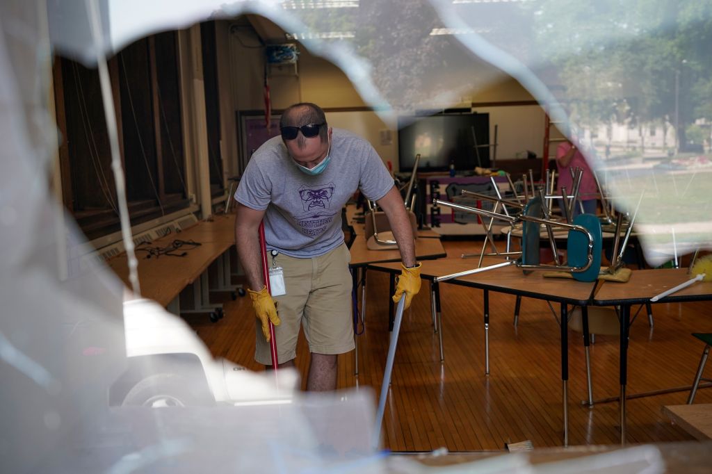 Portesters, police clash in Kenosha, Wisconsin