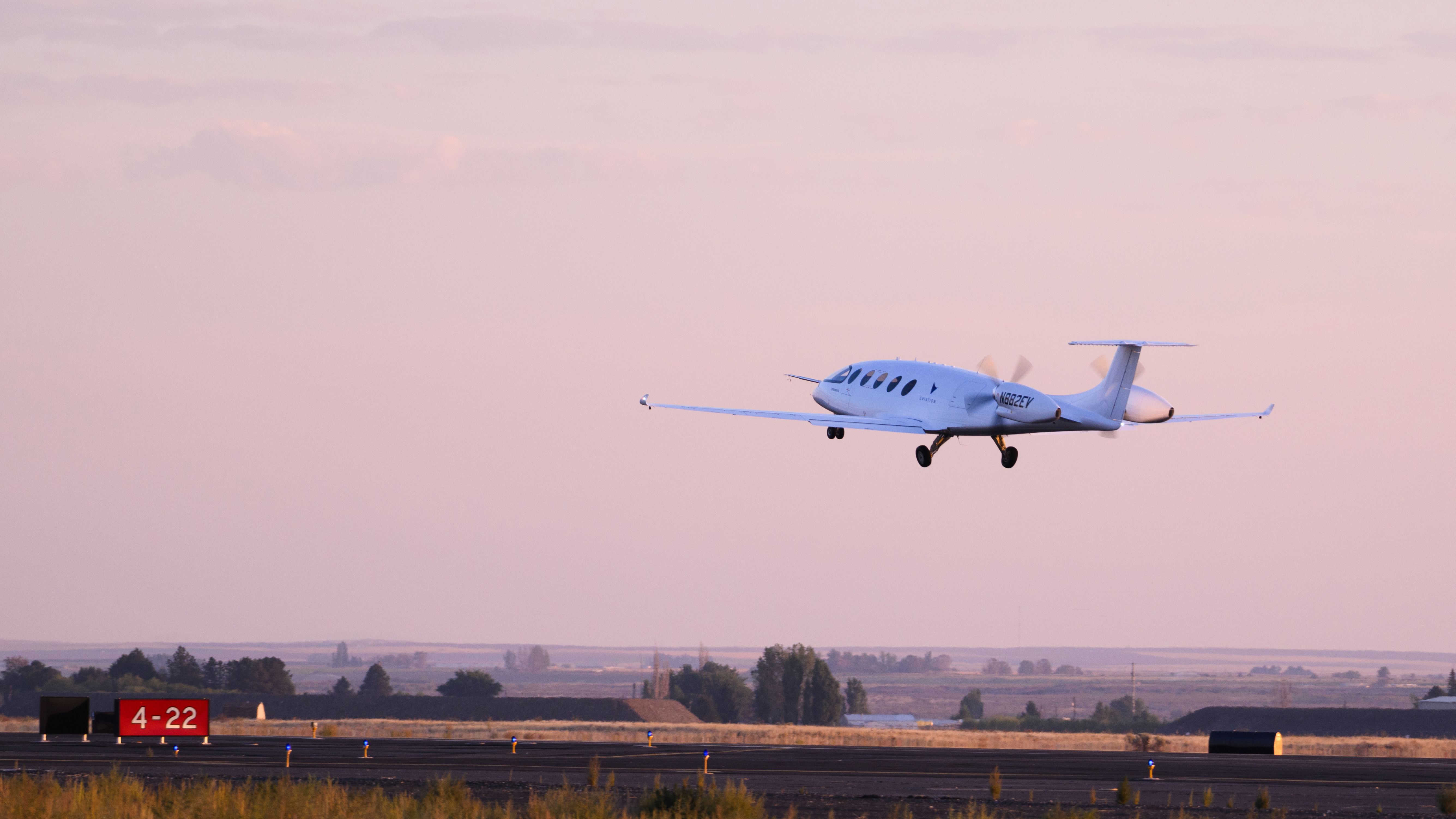 First all-electric commuter airplane takes to the skies