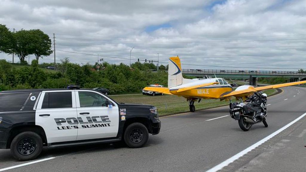 Twin engine plane lands on Missouri freeway