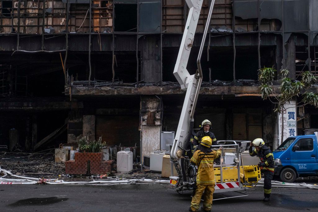 Photos: Taiwan fire leaves 25 dead, dozens hurt