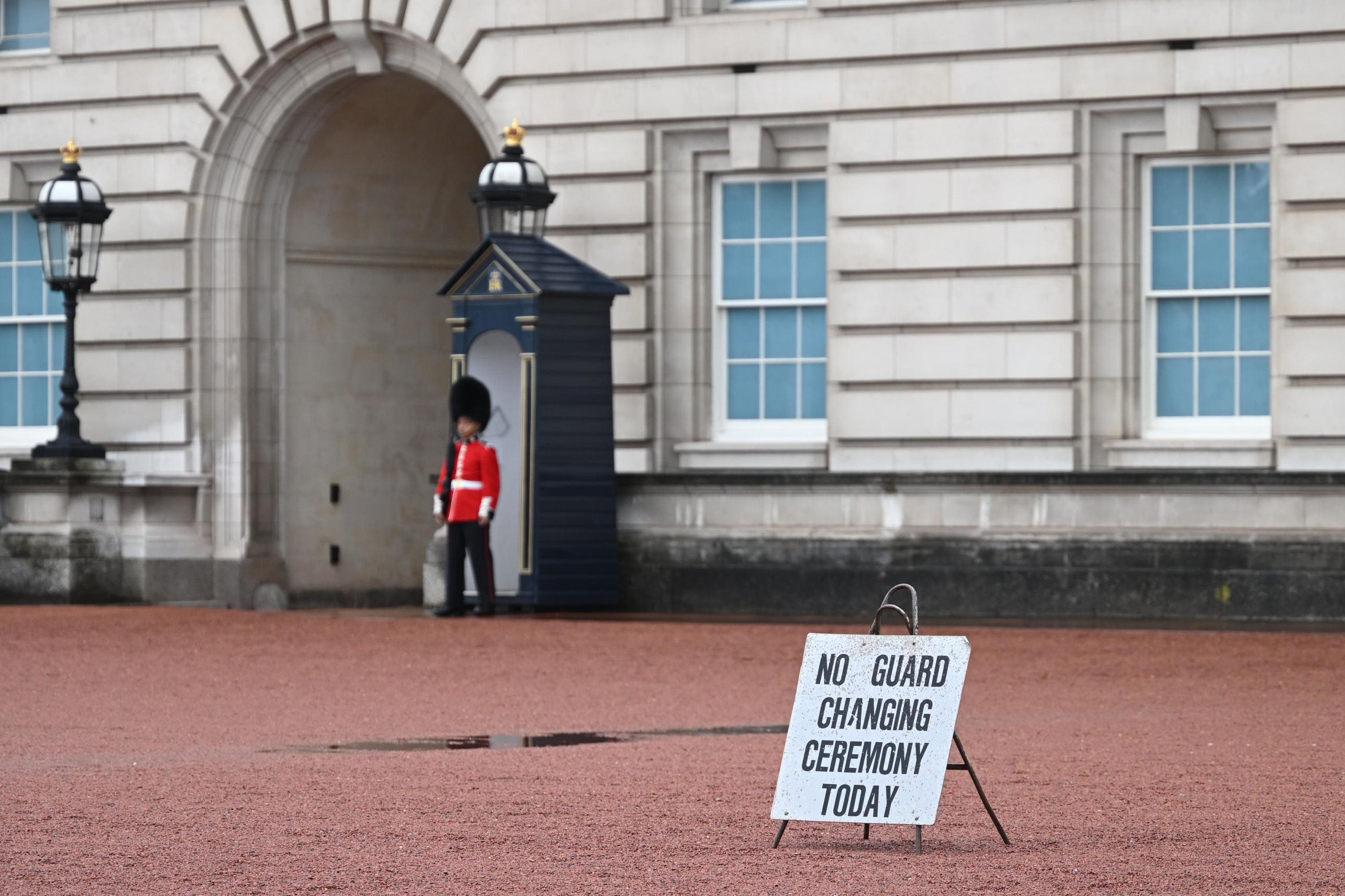 Public gathers at Buckingham Palace