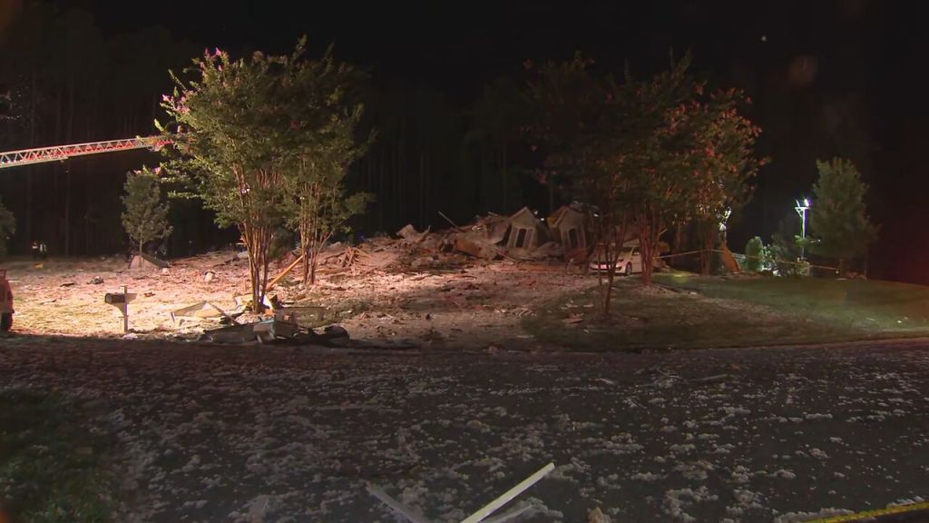 Home collapses near Lake Norman early Tuesday morning