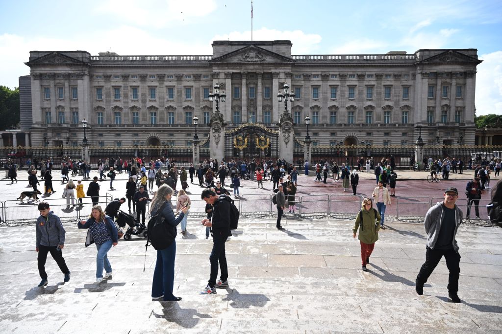 Public gathers at Buckingham Palace