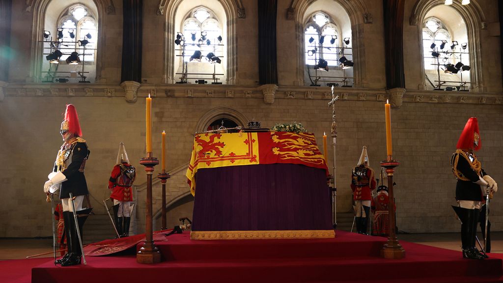 Photos: Mourners pay respects as Queen Elizabeth II lies in state