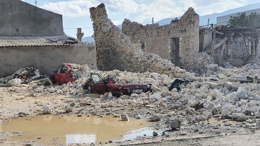 Deadly earthquake shakes Greece, Turkey, destroying buildings