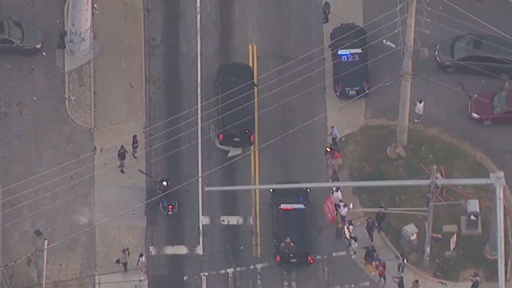 Trump's motorcade is greeted by people as it leaves the Fulton County Jail