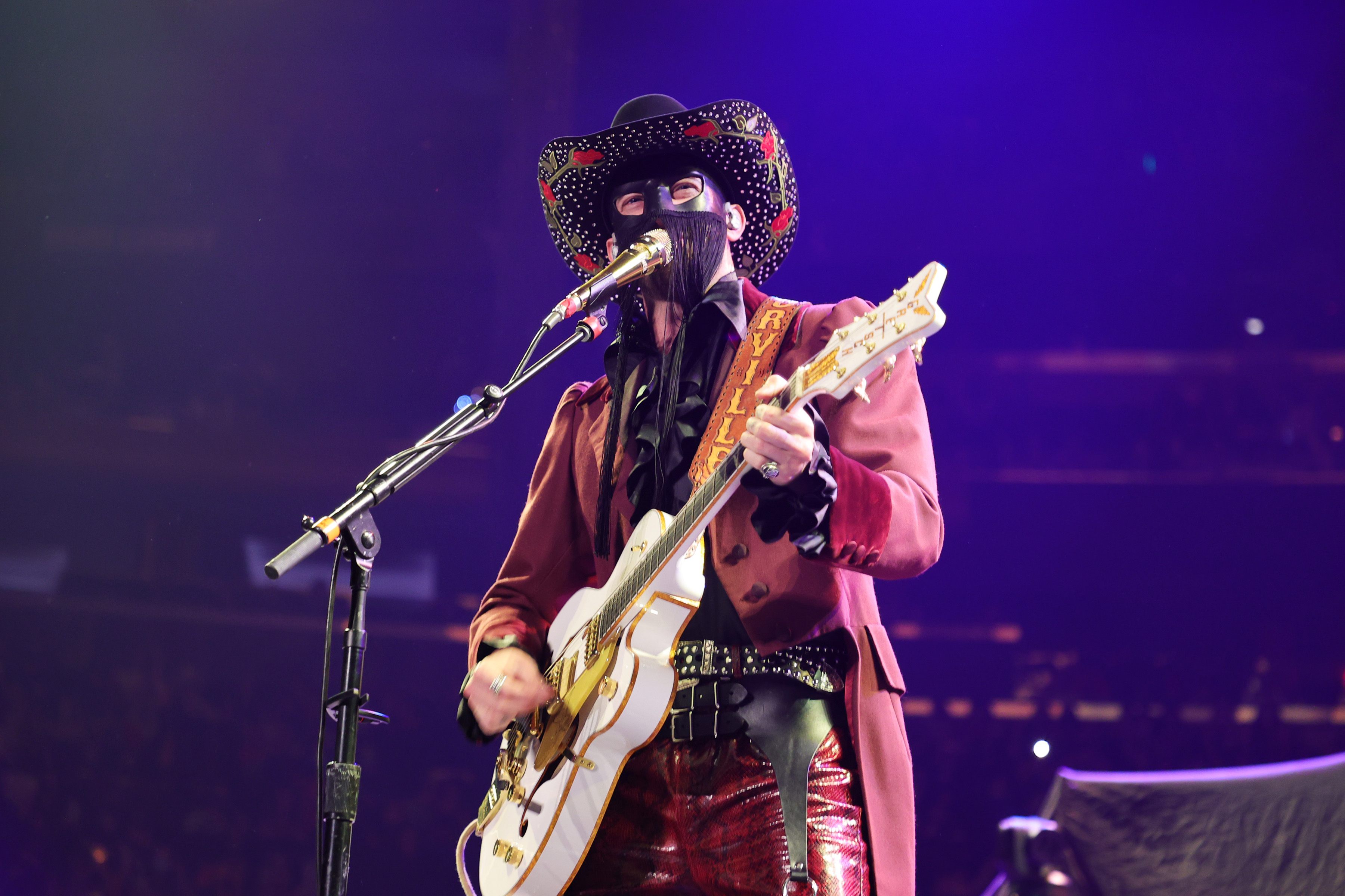 Photos: Harry Styles dresses as Dorothy from 'The Wizard of Oz' at Halloween show