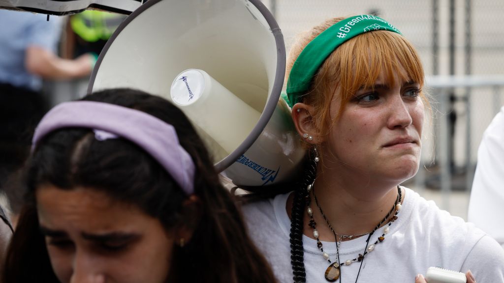 Supreme Court overturns Roe v. Wade