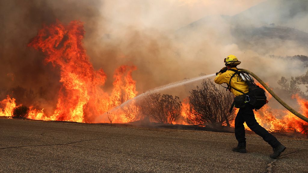 Photos: Fairview Fire in Southern California kills 2, forces evacuations