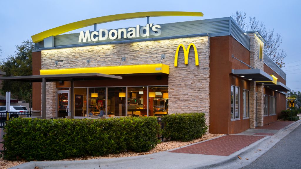 McDonald's employees help deliver baby