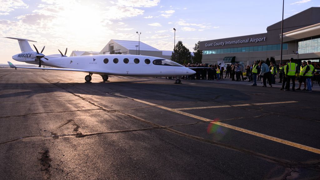 First all-electric commuter airplane takes to the skies