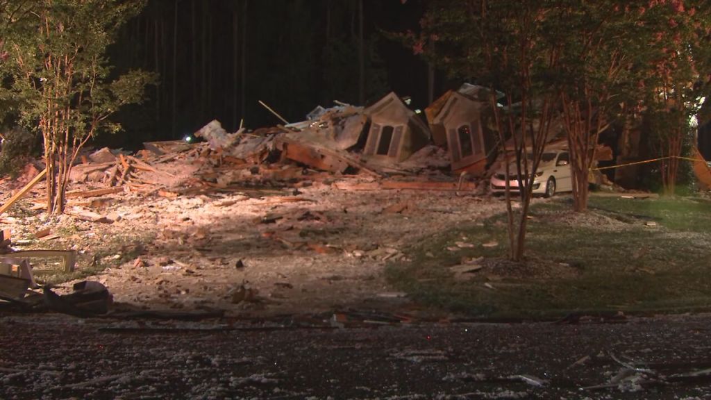 Home collapses near Lake Norman early Tuesday morning