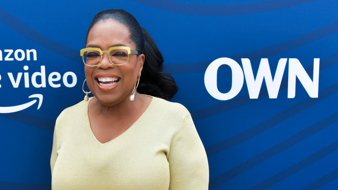 Oprah Winfrey swiftly fact-checks post suggesting she pay off student loans like Robert F. Smith