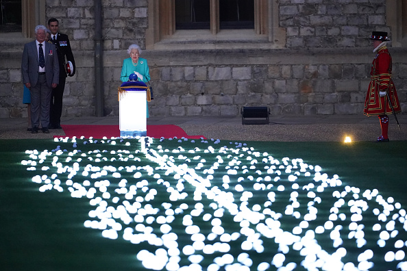 Photos: Queen Elizabeth II leads lighting of Platinum Jubilee beacons