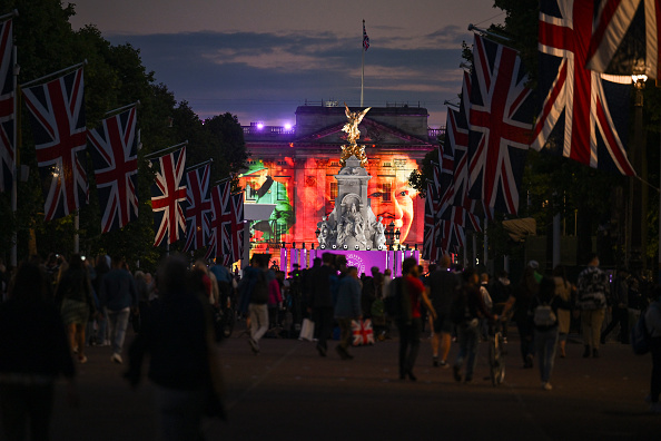 Photos: Queen Elizabeth II leads lighting of Platinum Jubilee beacons