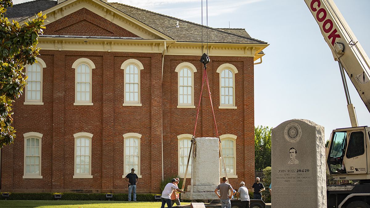 Cherokee take down Confederate monuments