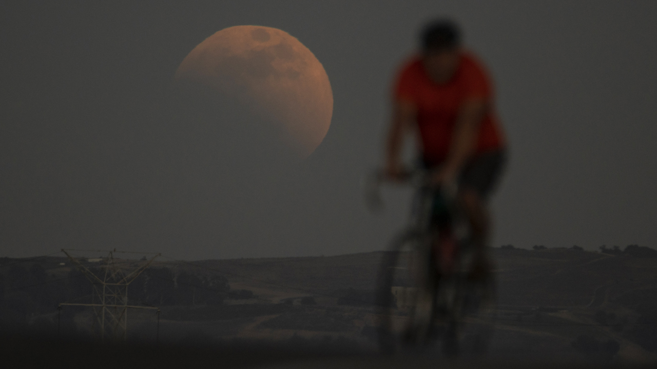 Photos: Super flower blood moon lunar eclipse 2022
