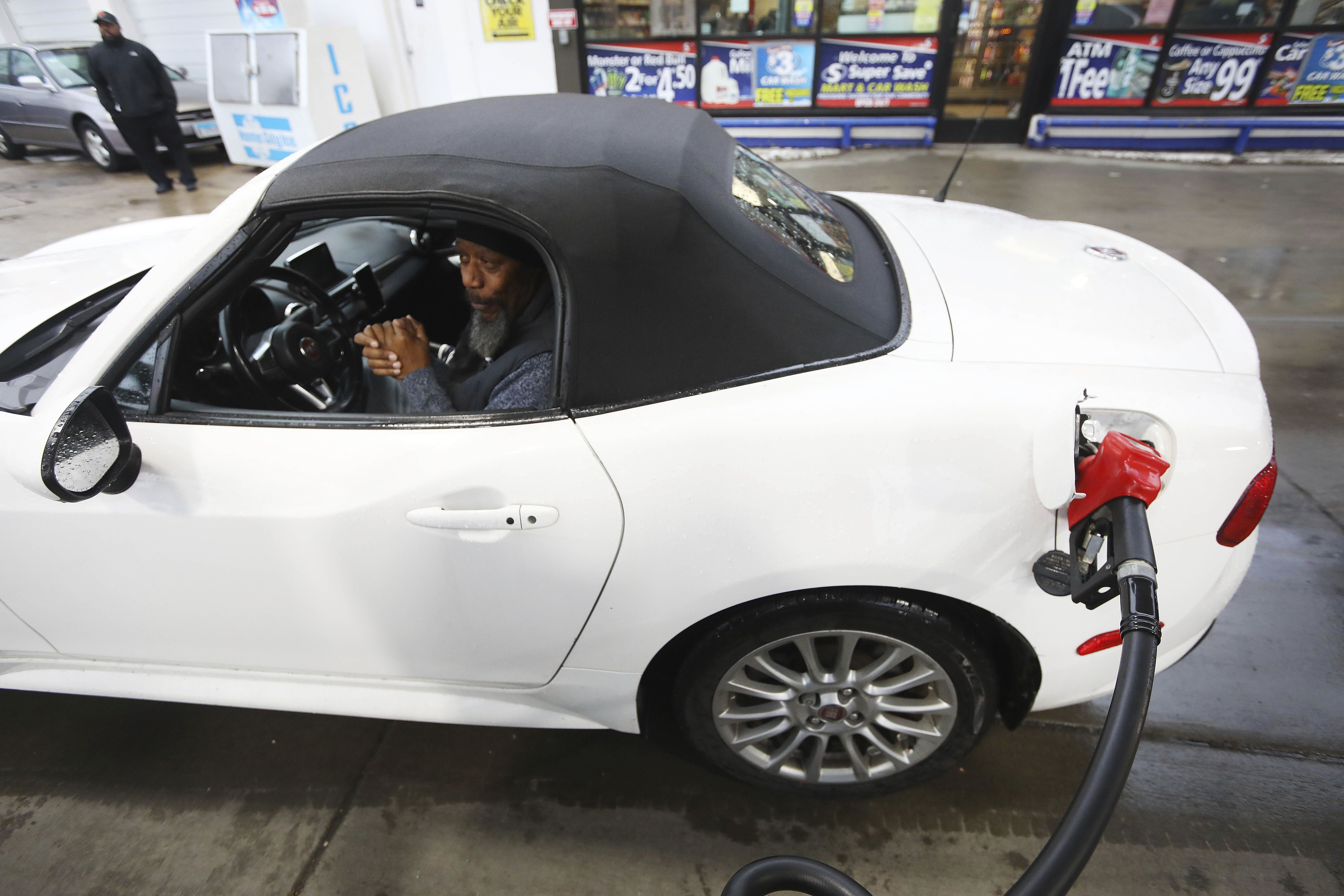 Photos: Chicago drivers score free gas in businessman's $1M giveaway