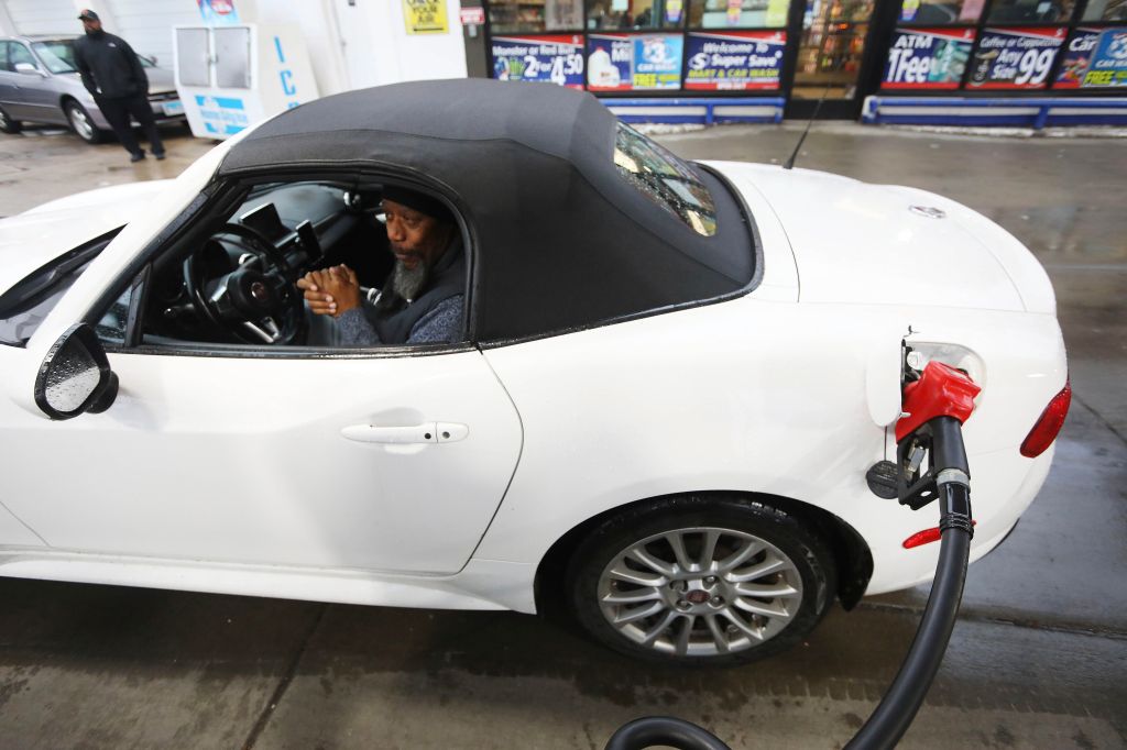 Photos: Chicago drivers score free gas in businessman's $1M giveaway