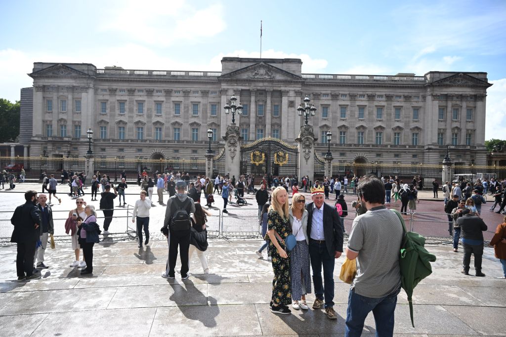 Public gathers at Buckingham Palace