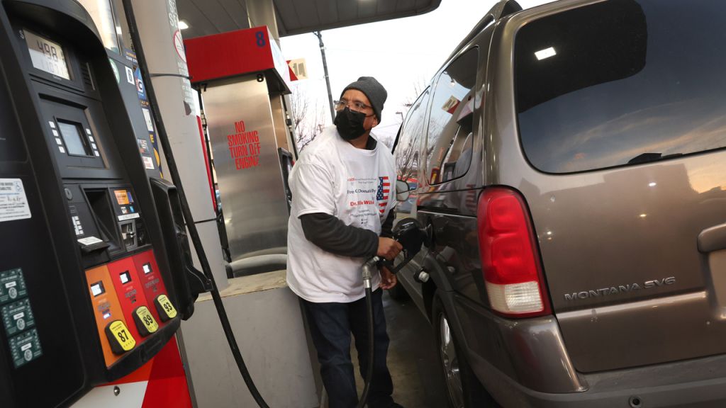 Photos: Chicago drivers score free gas in businessman's $1M giveaway