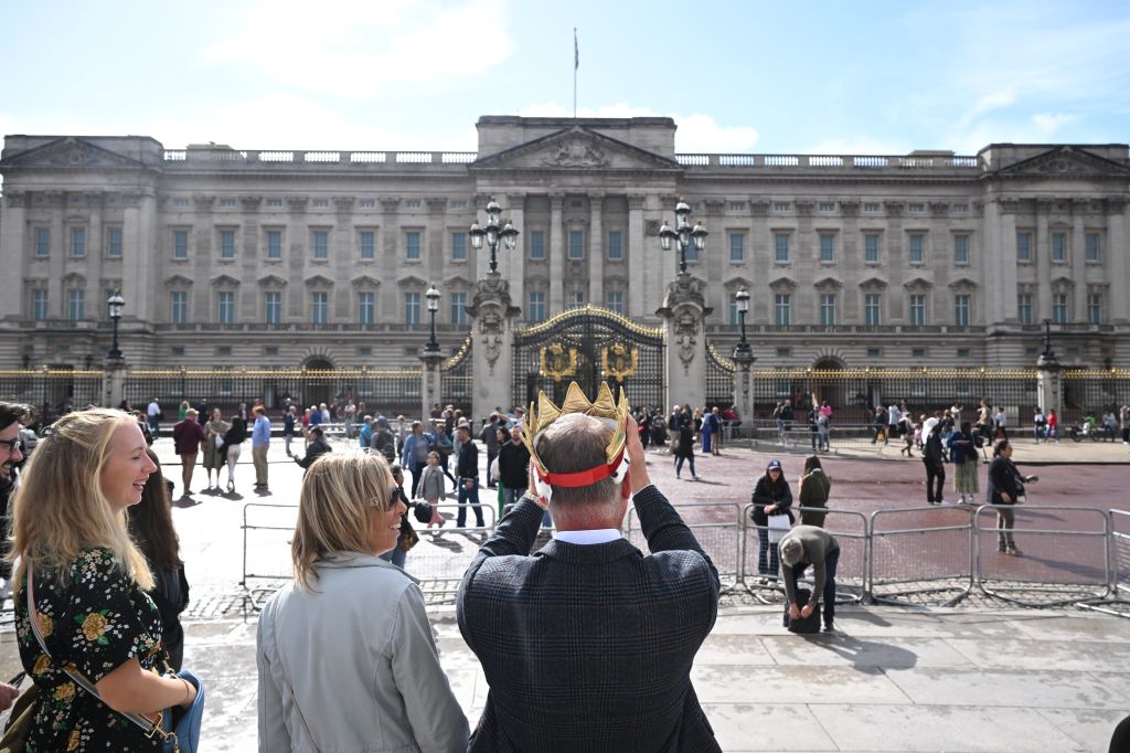 Public gathers at Buckingham Palace
