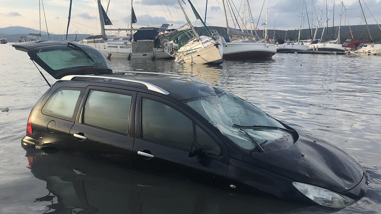 Deadly earthquake shakes Greece, Turkey, destroying buildings