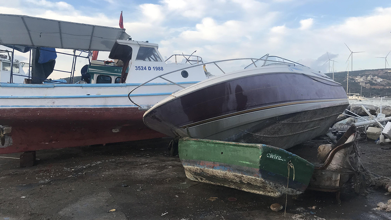 Deadly earthquake shakes Greece, Turkey, destroying buildings