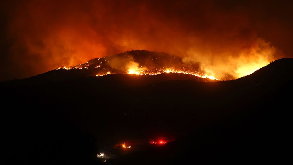 Photos: Fairview Fire in Southern California kills 2, forces evacuations