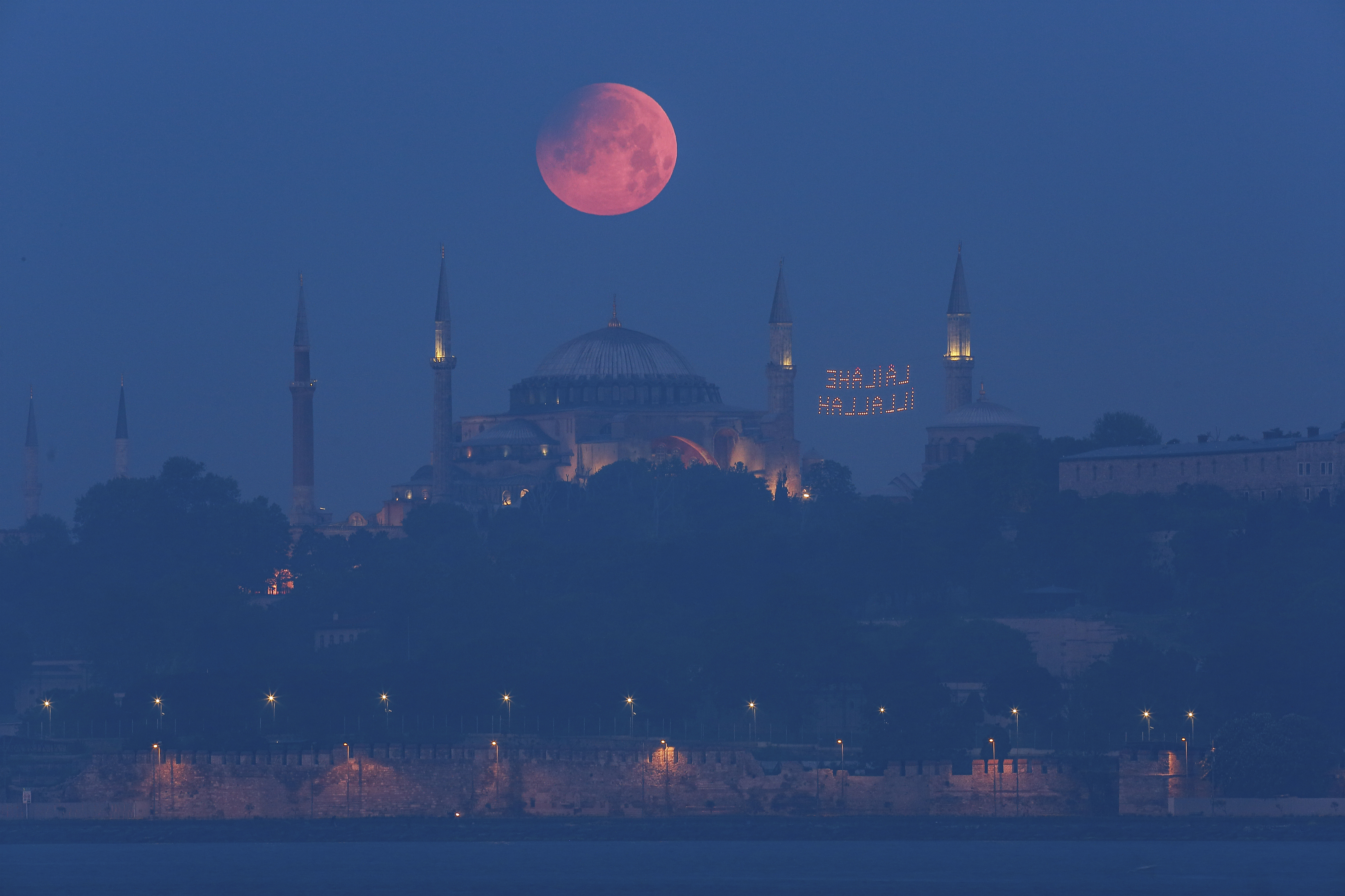 Photos: Super flower blood moon lunar eclipse 2022