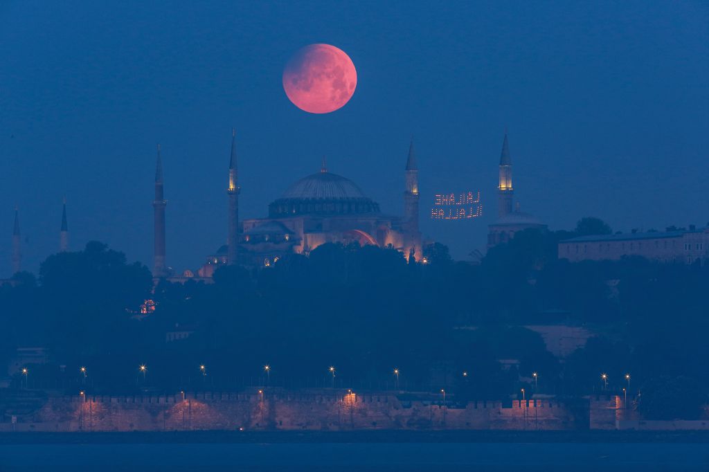 Photos: Super flower blood moon lunar eclipse 2022