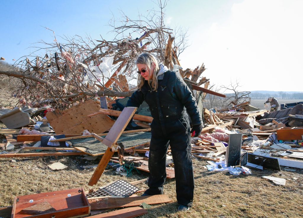 7 killed, including 2 young children, in tornado near Des Moines, Iowa