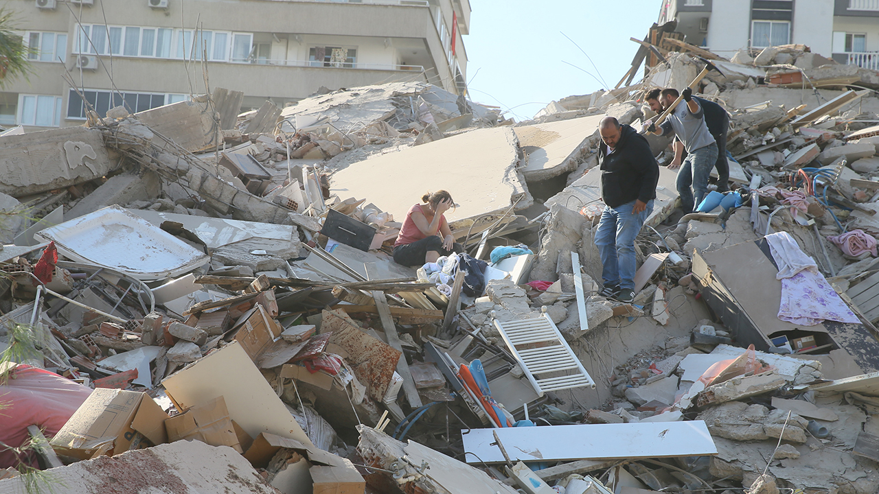 Deadly earthquake shakes Greece, Turkey, destroying buildings