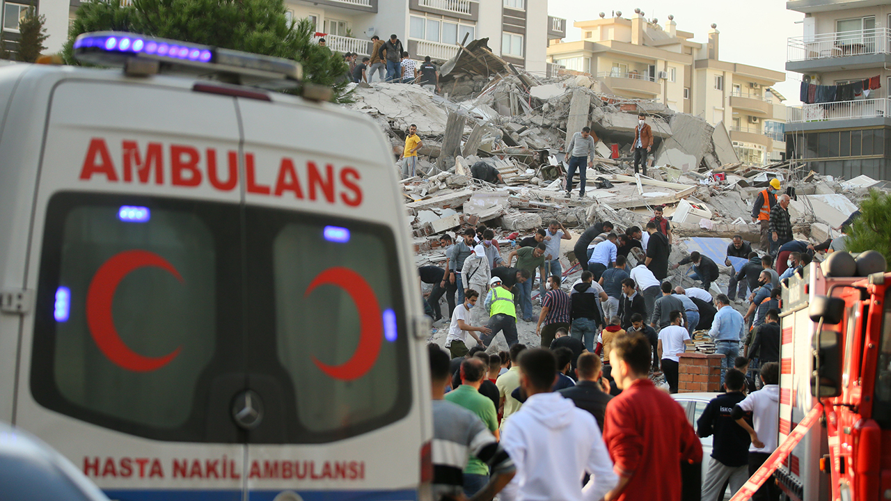 Deadly earthquake shakes Greece, Turkey, destroying buildings