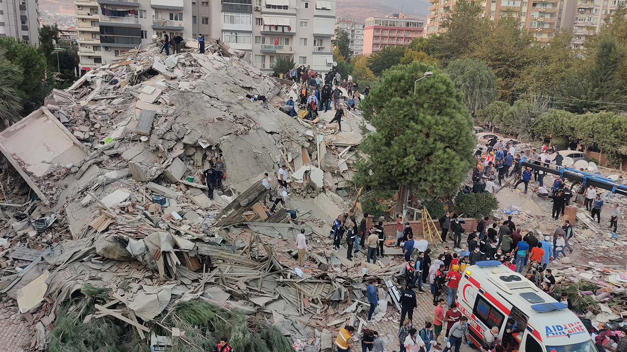Deadly earthquake shakes Greece, Turkey, destroying buildings