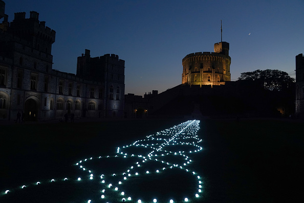 Photos: Queen Elizabeth II leads lighting of Platinum Jubilee beacons