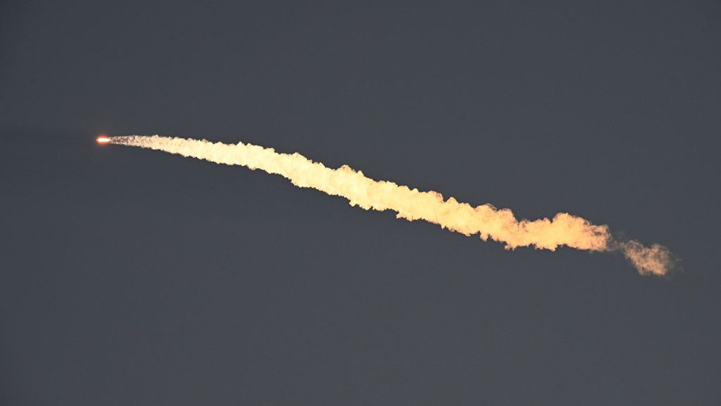 Photos: SpaceX launches 53 Starlink satellites from California base