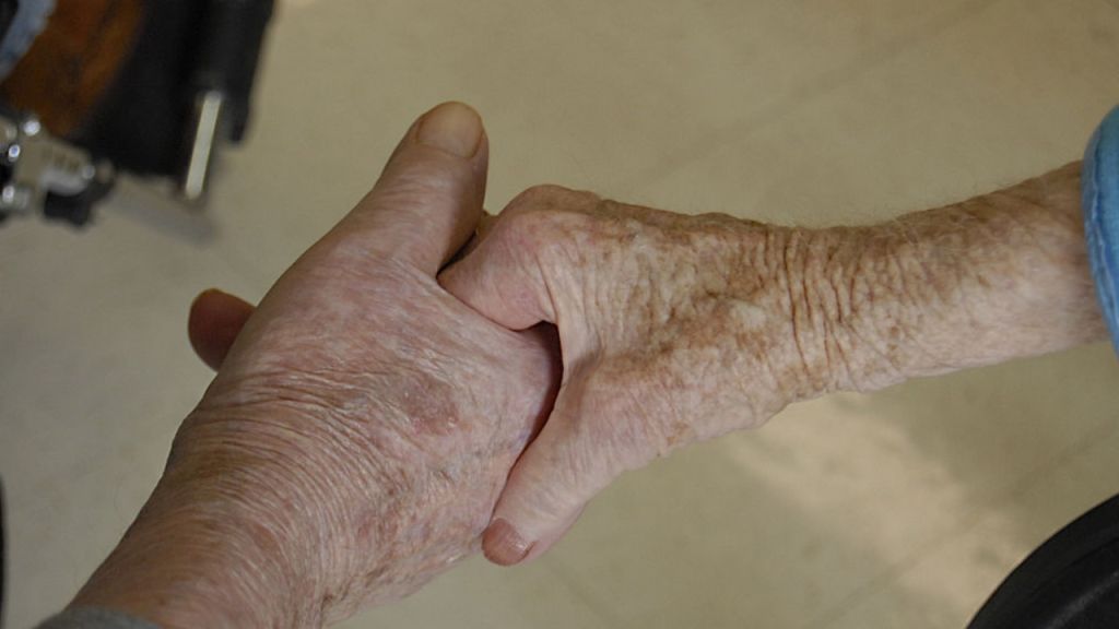 Michigan couple dies of COVID-19 a minute apart