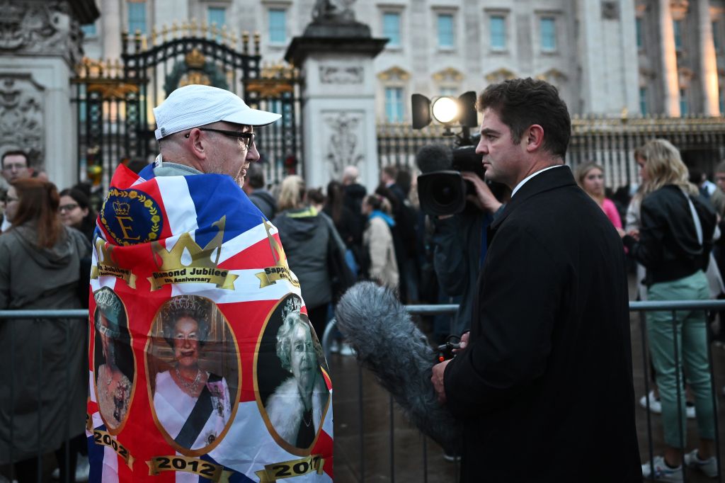 Public gathers at Buckingham Palace