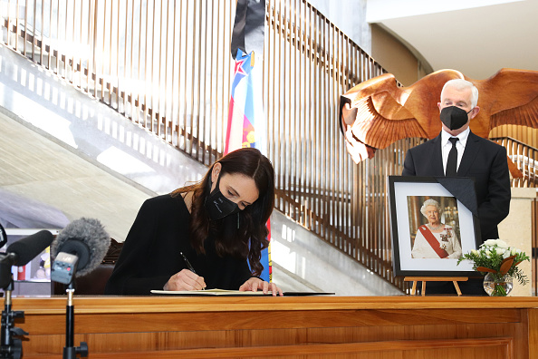Photos: Queen Elizabeth II mourned around the world